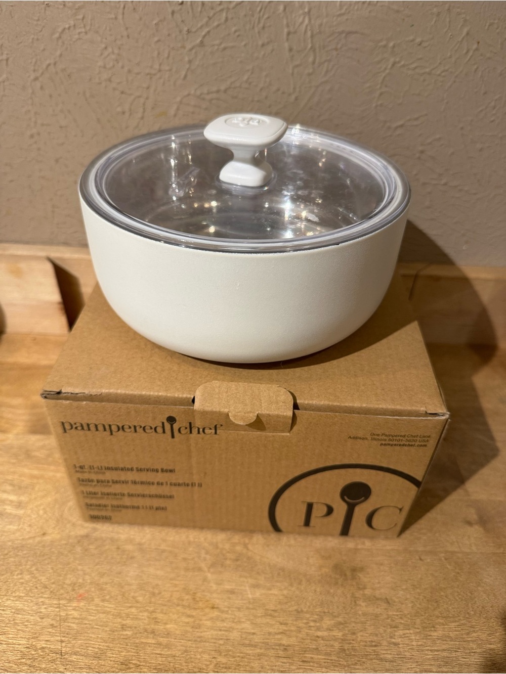 Pampered Chef 1-qt. White Insulated Serving Bowl with Lid - Picture 2 of 5